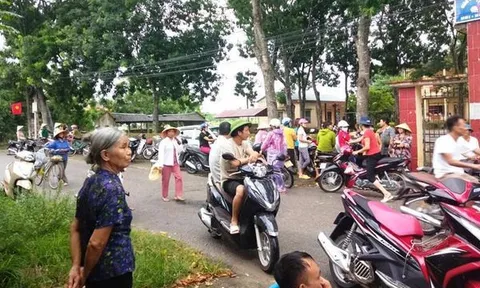 Phản đối sáp nhập trường, hàng trăm phụ huynh ở Thanh Hoá không cho con tới lớp